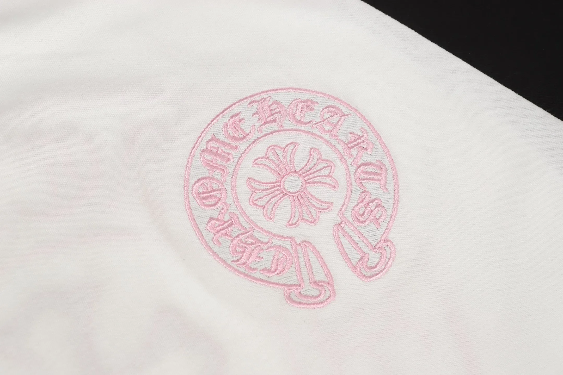 P170 Cross-border quantity model, please do not place an order if you are pursuing quality -Chrome Hearts/Chrome Hearts Xiaohongshu popular Sanskrit horseshoe stitching embroidered long-sleeved T-shirt -High weight, high density and high quality, soft, delicate and skin-friendly wool, soft and silky to the touch, excellent warmth and skin-friendly properties -Customized weaving and dyeing, no color difference, no matter the fabric or workmanship details, beat the ordinary version on the market -Colour: black with white, black with pink -Size: S M L XL